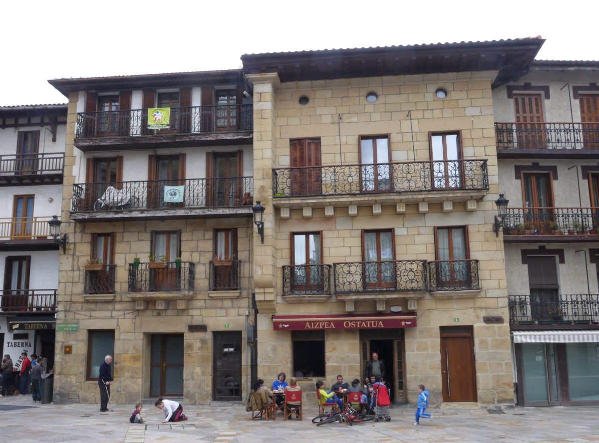 Plazako etxeak, Lezo