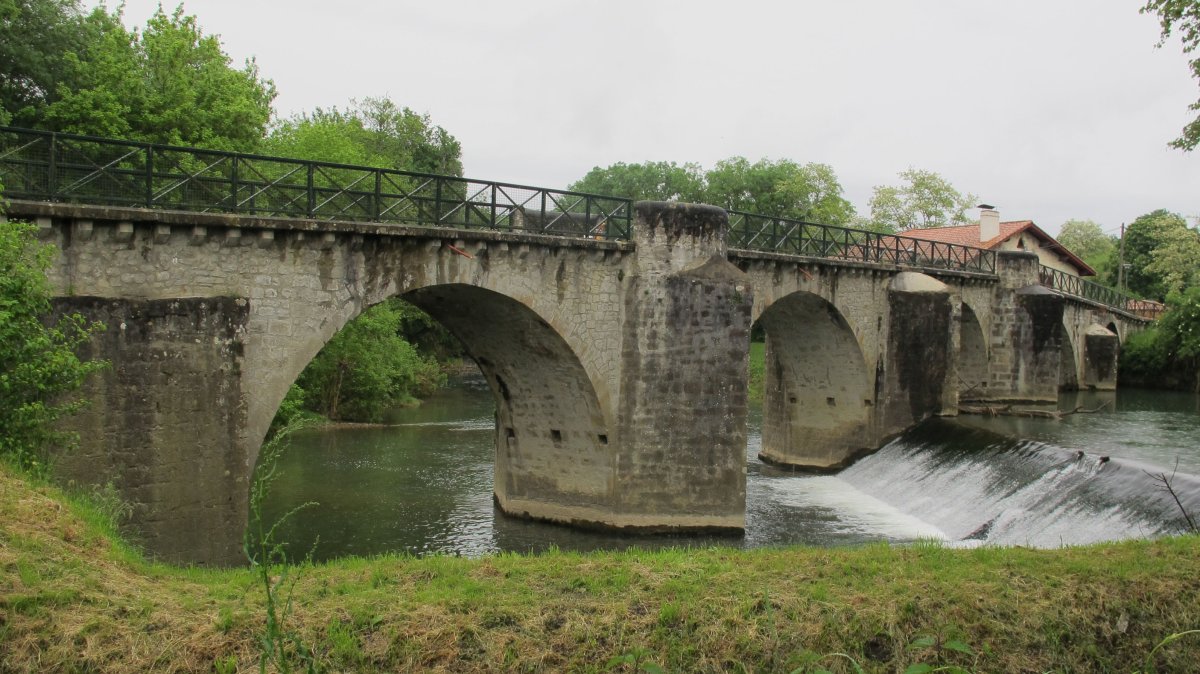 Zubia La Bidouze erreka gainean, Erreiti