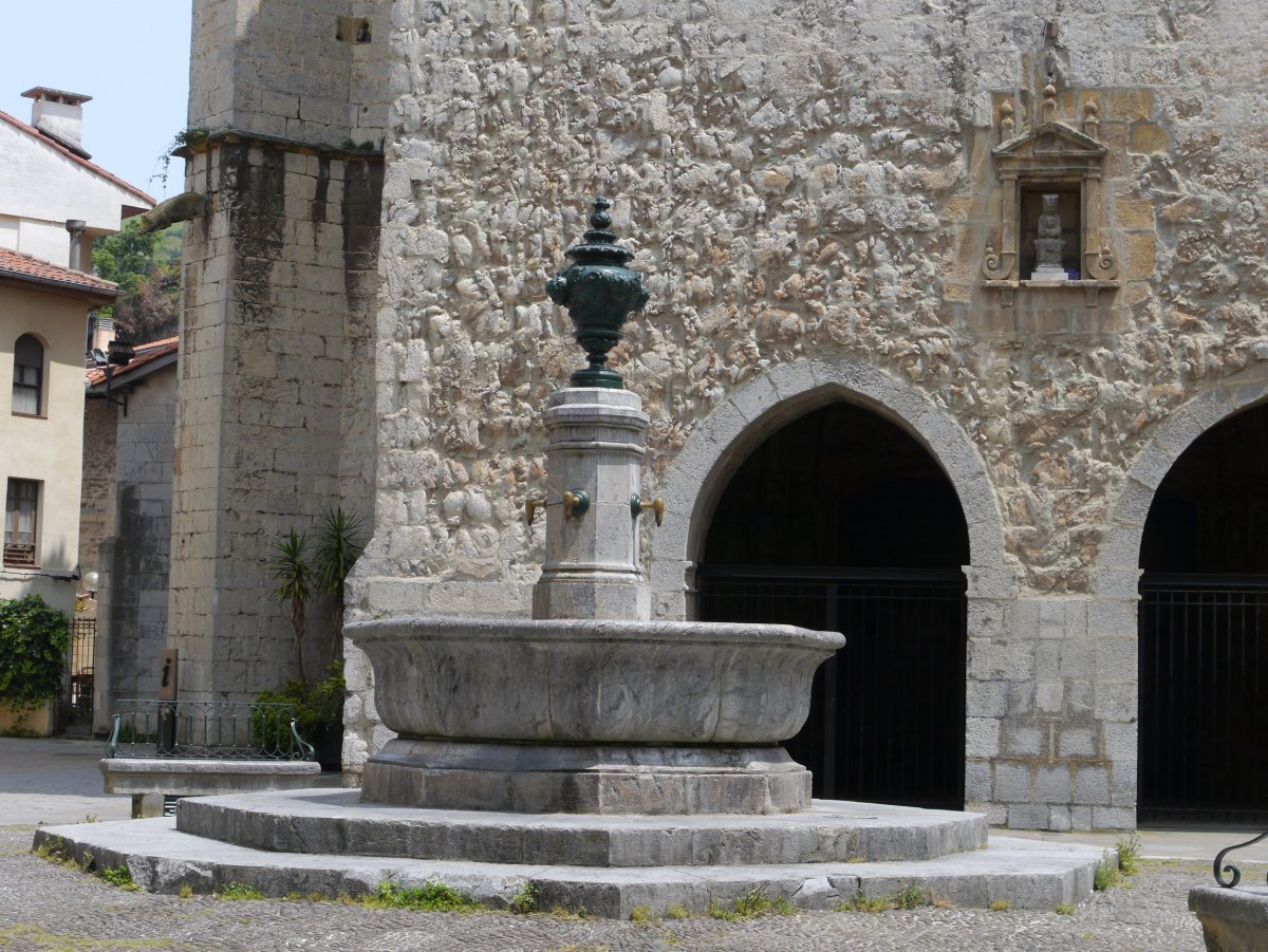 Elizaren aurreko iturria, Deba