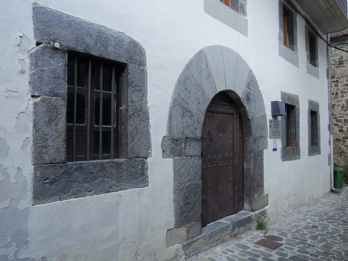 Oroipenaren Etxea eta turismo bulegoa, Izaba