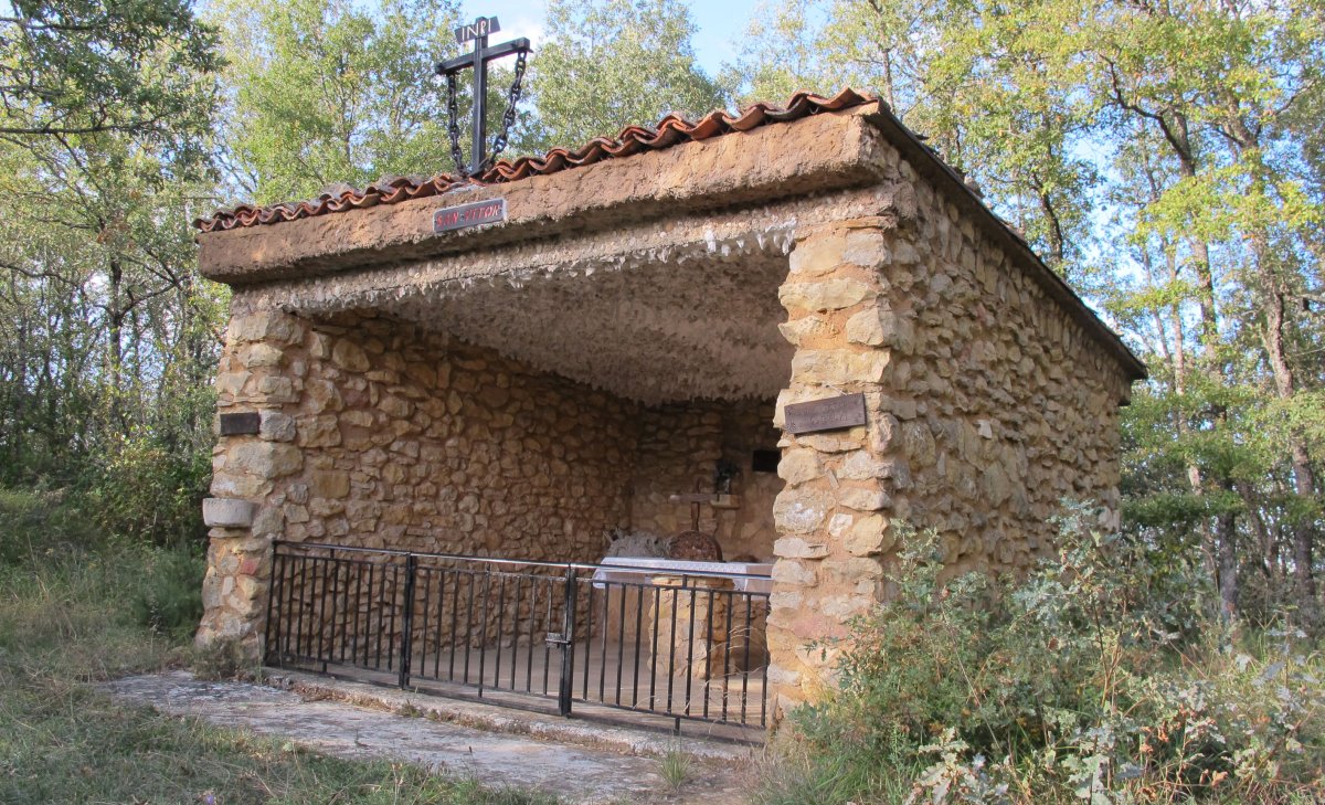 San Victor ermita, Obekuri