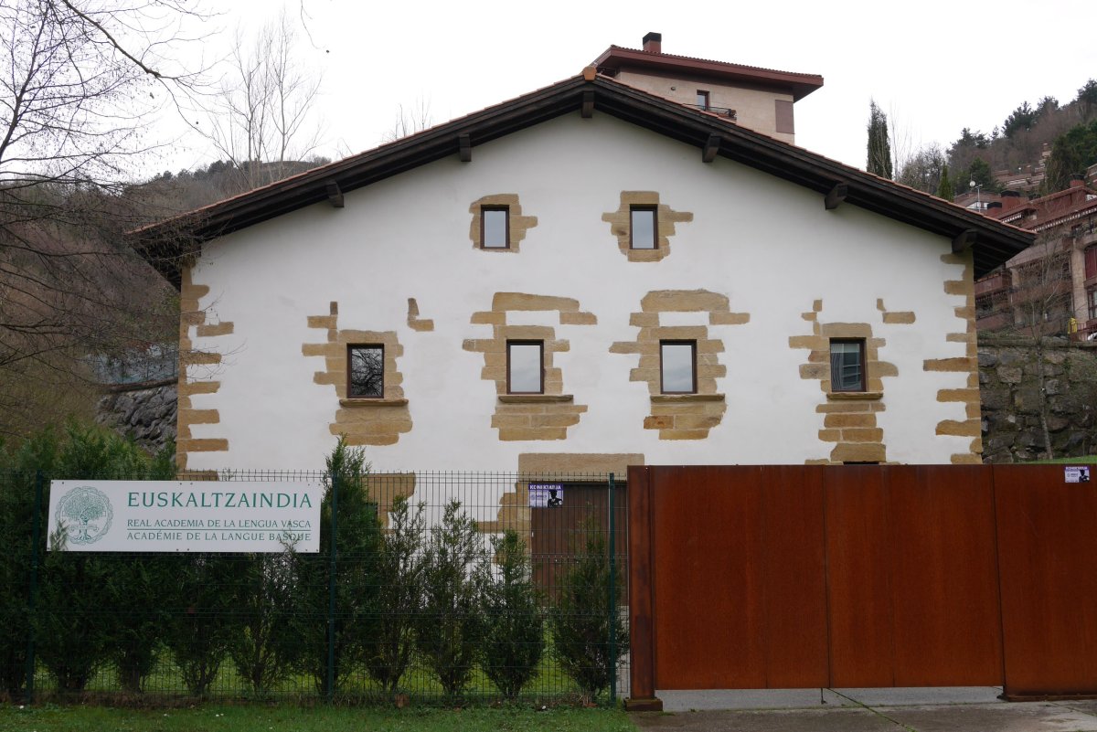 Tolare baserria, Euskaltzaindiaren egoitza, Donostia