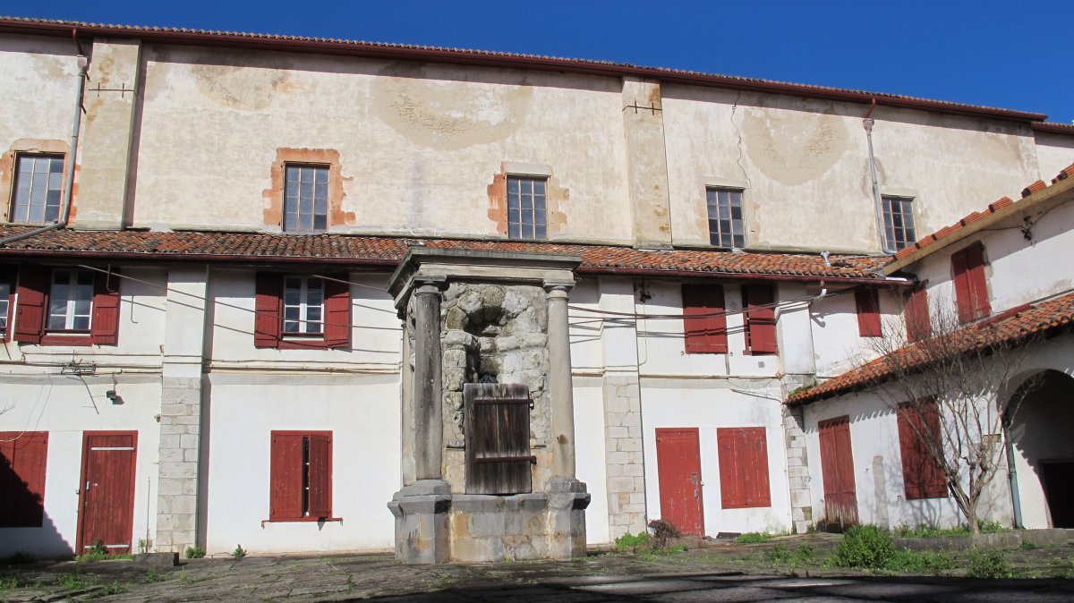 Komentu Xaharra, Ziburu