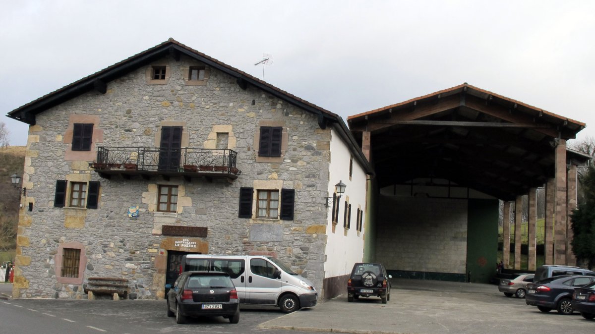 Herriko Etxea, Ostatua eta pelotalekua, Donamaria