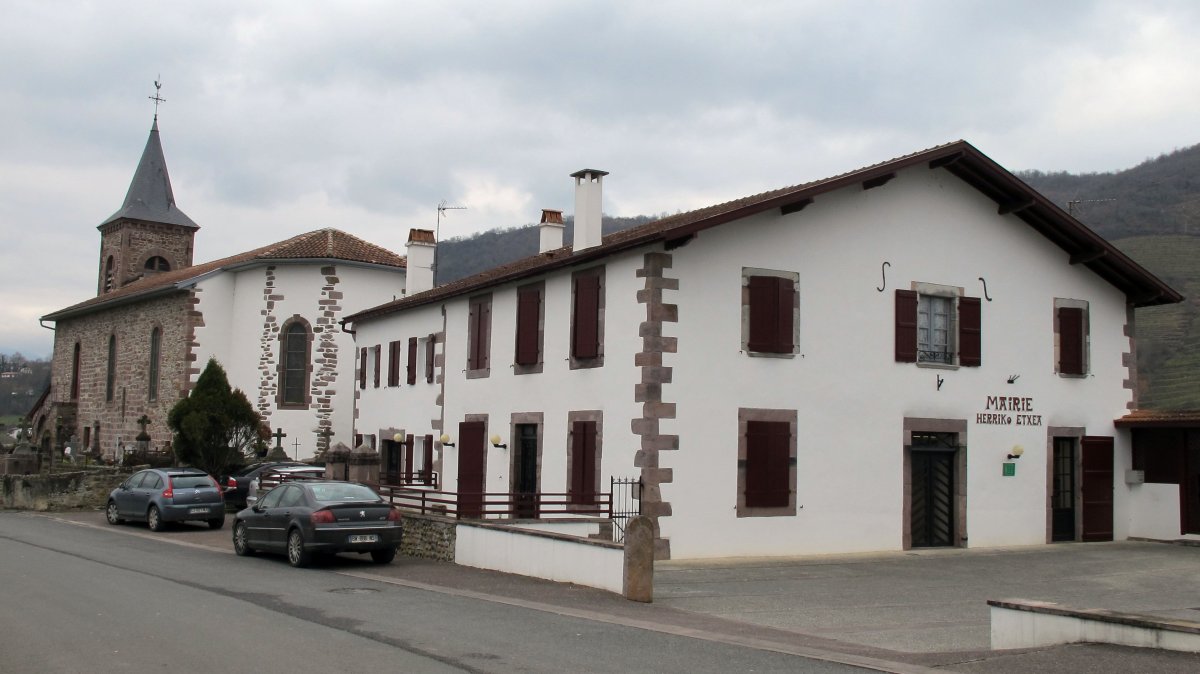 Eliza eta Udaletxea, Izpura