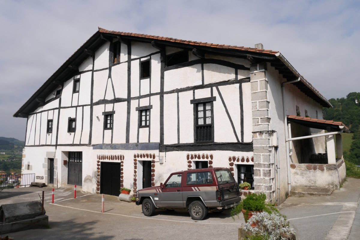 Egoagirre etxea, Belauntza