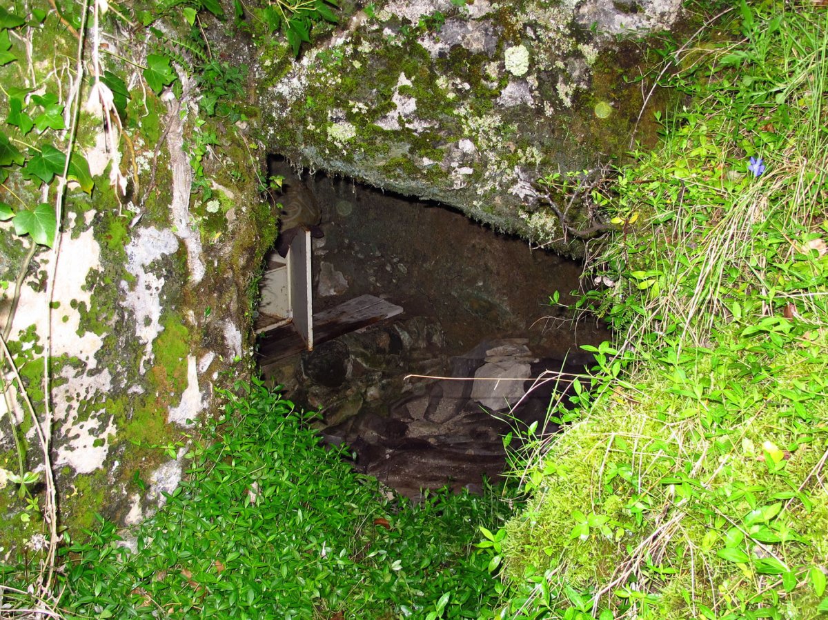 Ermitaren aldameneko kobatxo baten sarrera, Etxauri