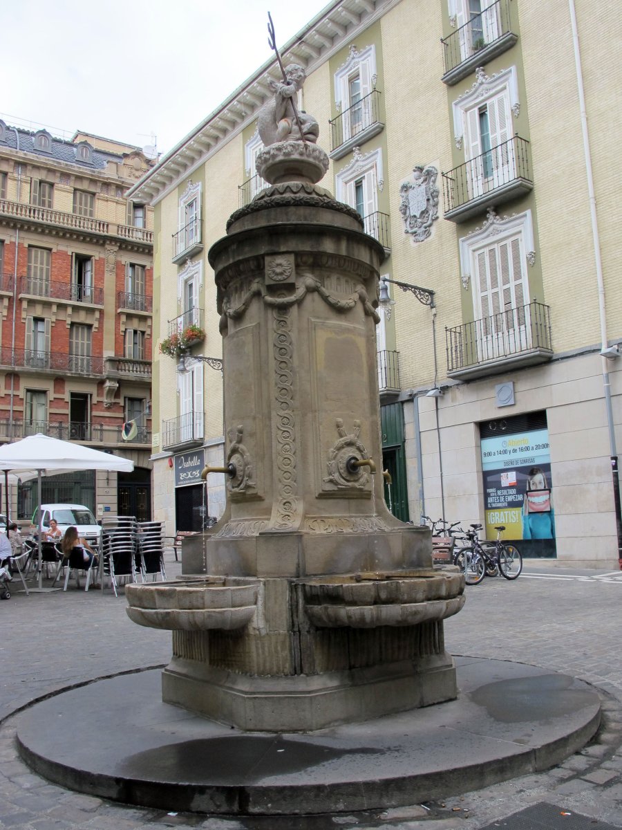 Neptuno Niño iturria, Iruñea