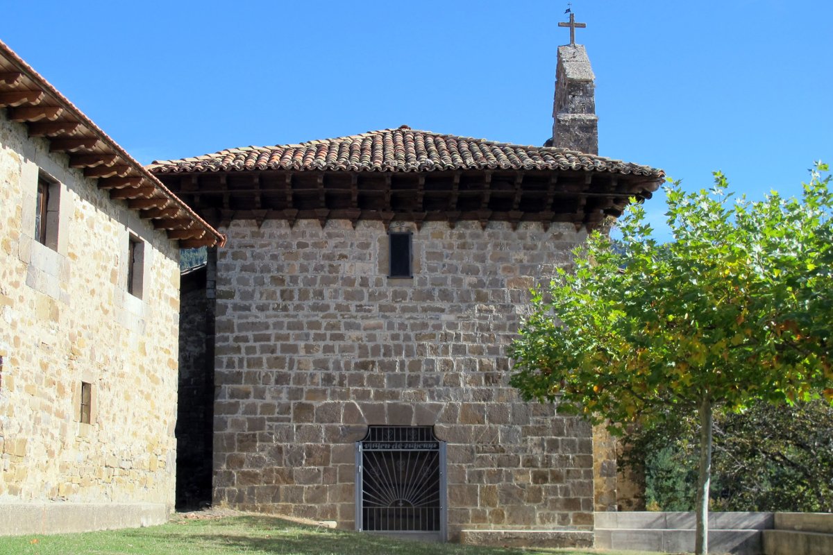 Zuberoako Andra Mari ermita, Garde