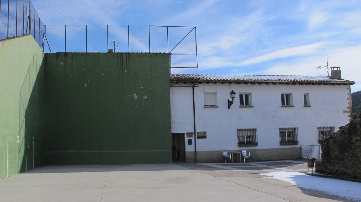 Albergea eta pilotalekua, Izko-Ibargoiti