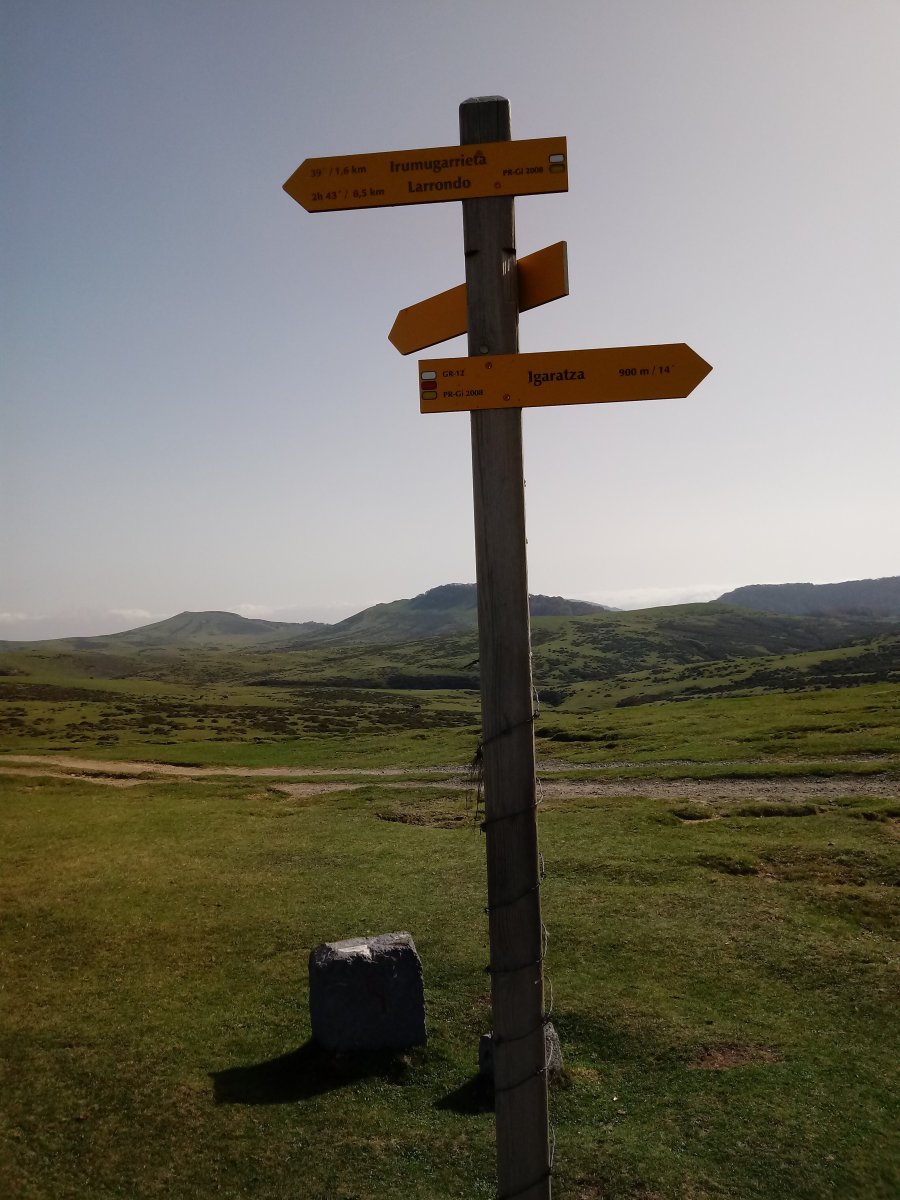 Hirumugarrieta (Intzako Dorrea) (1431m) bideko seinalea