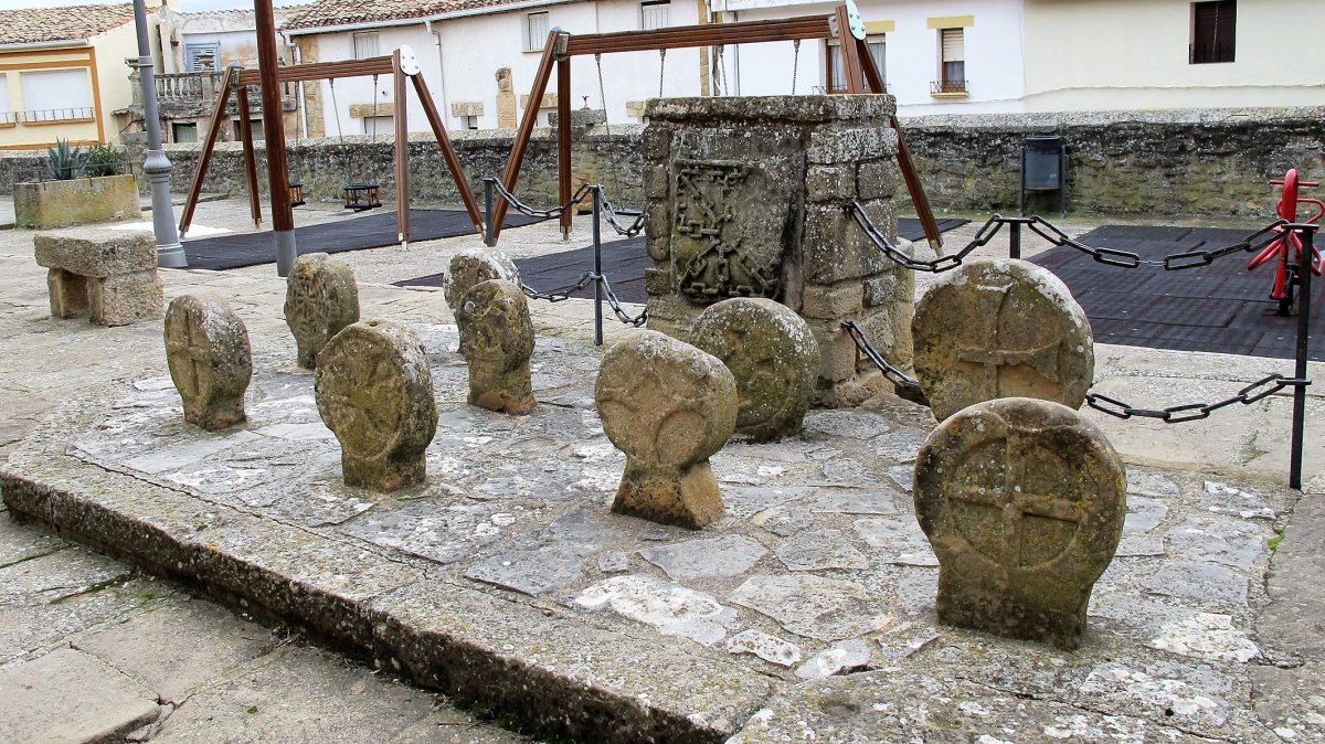 Hilarriak eliz atarian, Arroitz