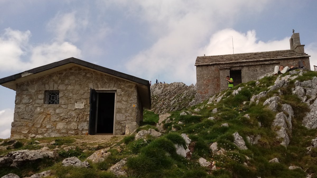 Aizkorri (1523m) tontorra, aterpea, baseliza