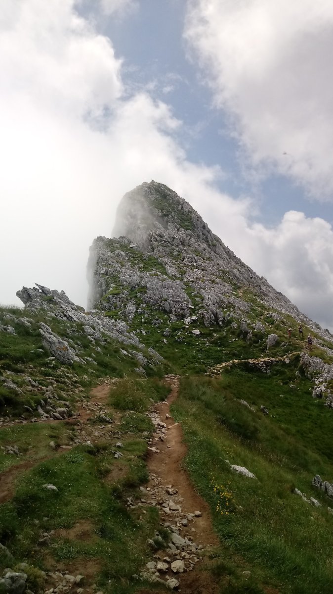 Aitzabal (1508m) mendebaldetik ikusita
