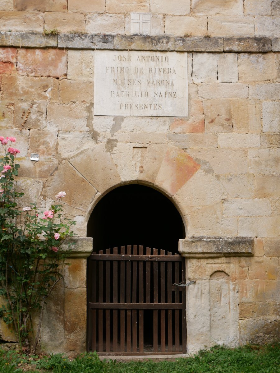 Faxisten omenezko plaka atarian