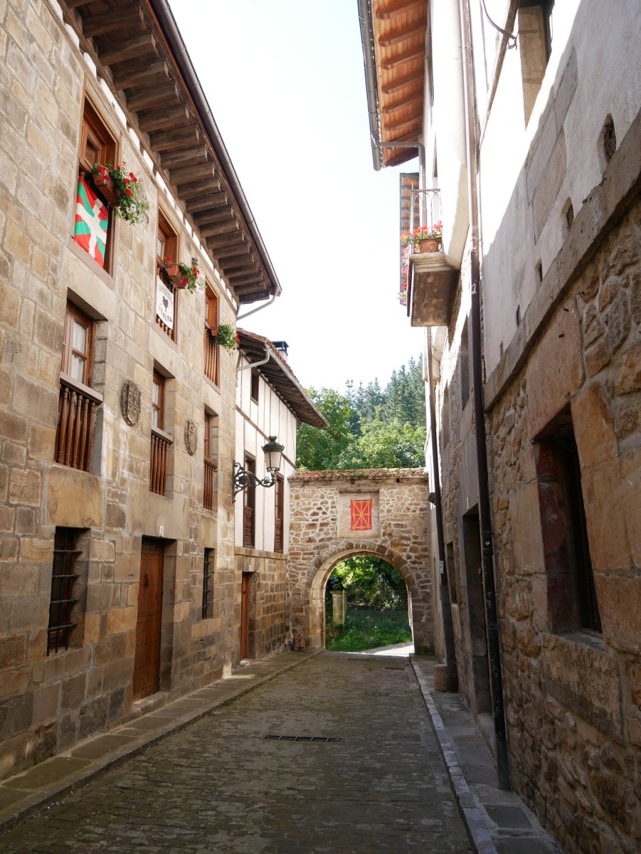 Hegoaldeko portalea, Leintz Gatzaga