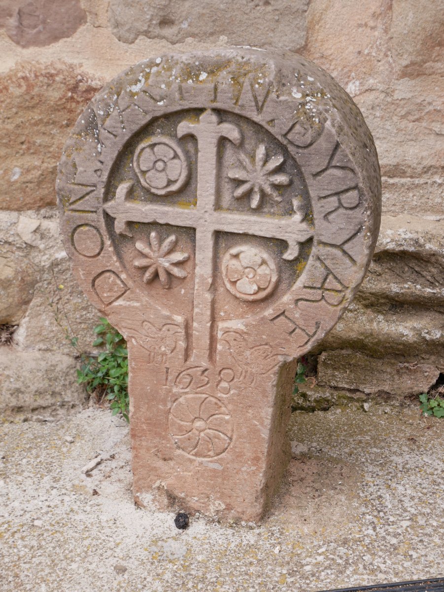 Hilarri zaharra, portalearen aldamenean. Zirauki.