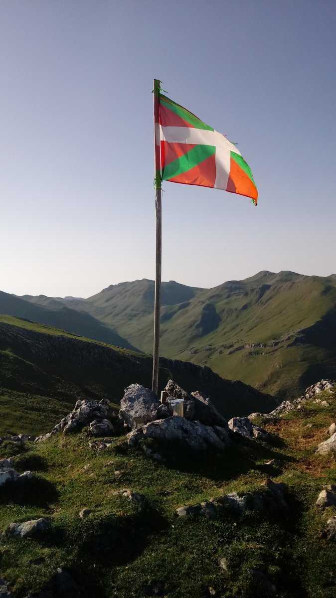 Artubi (1263m) tontorra, postontzia eta Ikurrina