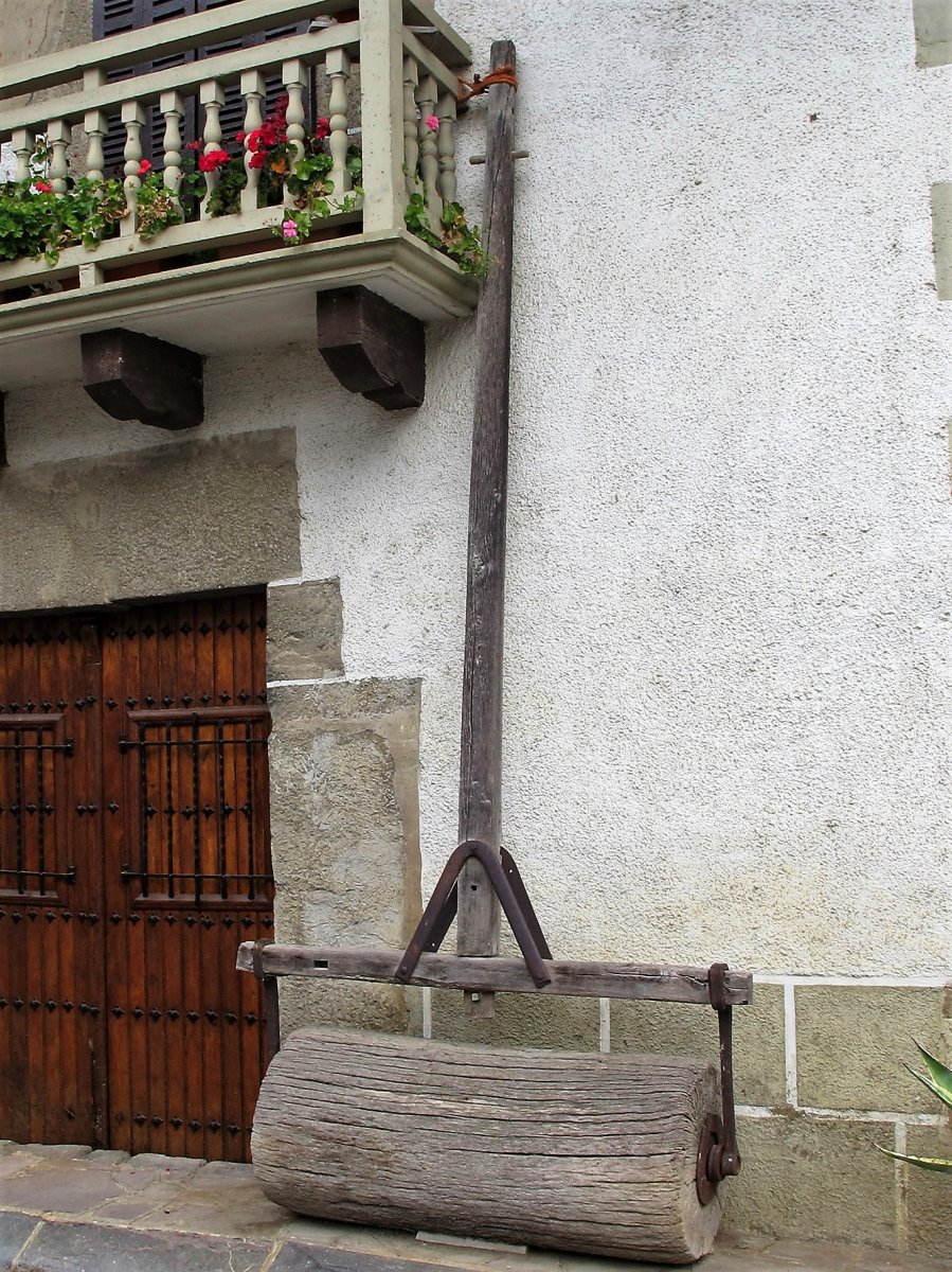 Alperra Albirenea etxeko atarian, Gartzaron-Basaburua