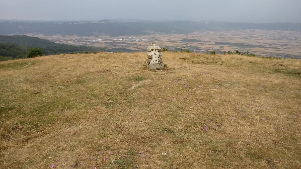 Milpiribil (1279m) tontorra, atzean Arabako lautada