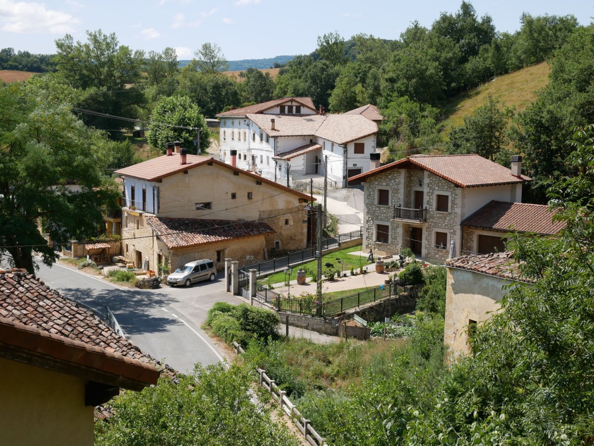 Elortza, elizaren paretik