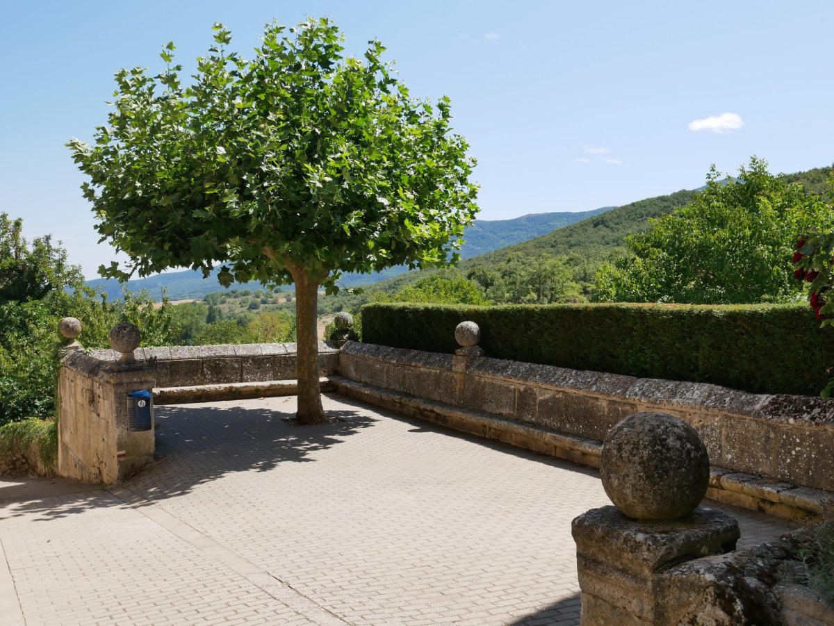 Elizaren aurreko plazatxoa, Bujanda