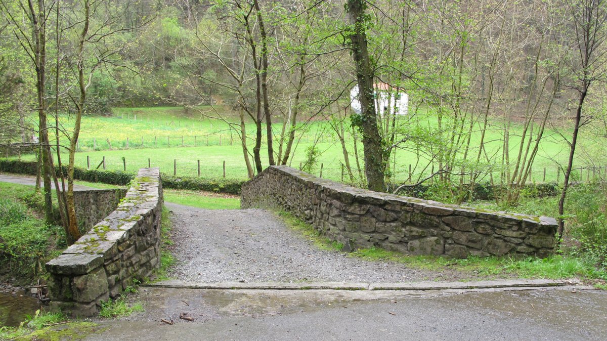 Santa Krutz zubia, Etxalar