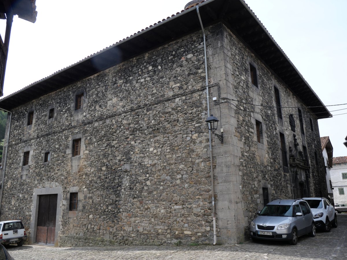 Sanz jauregia, Erronkari