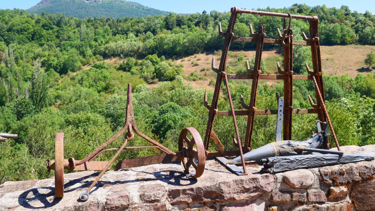 Burdinazko area, apaingarri