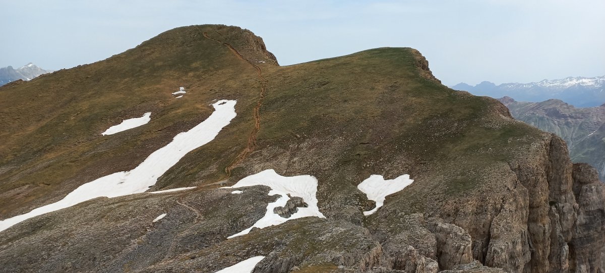 Atxerko Gaztelua (2384m) hegoko puntatik