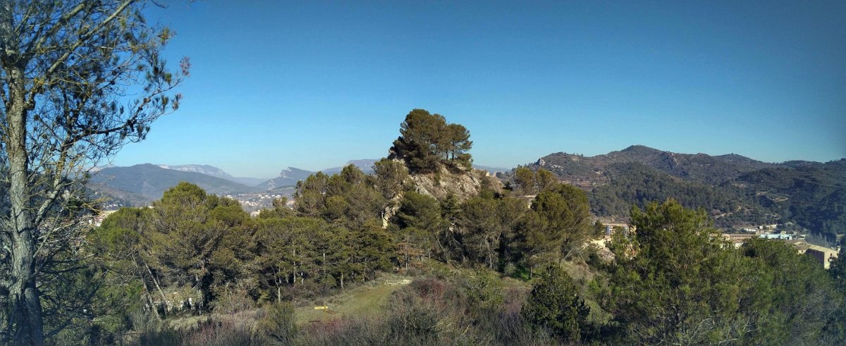 Zalatanbor gaina, gaztelu handiaren hondakinak dituena