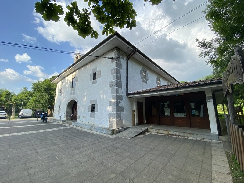 Larraizko Andra Mari Ermita Abalzisketan