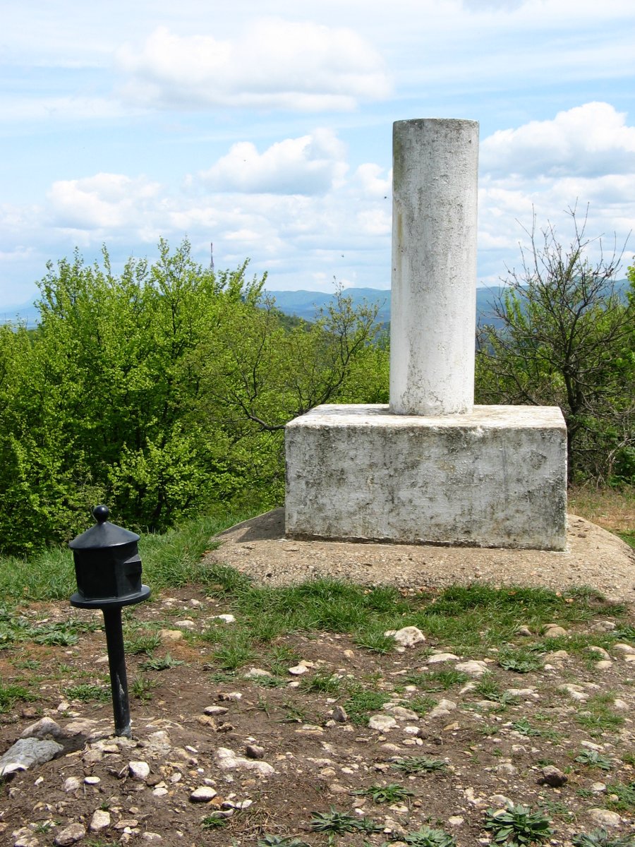 Bustuko Gana, txartelontzia eta erpin geodesikoa