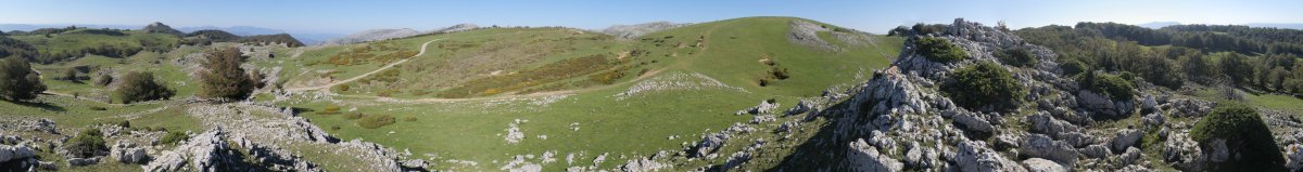 Atxispuru tontorra (eskubi aldean) eta panoramika osoa