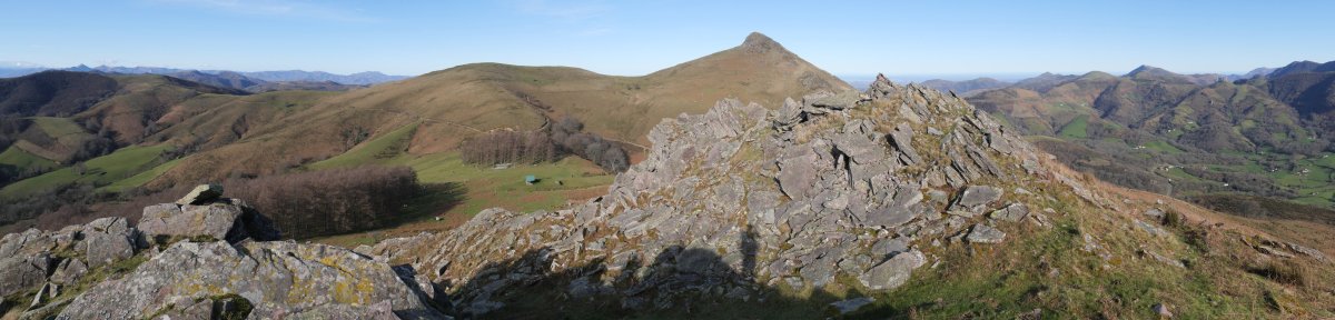 Betarteko Harriaren tontorra, atzean Alkurruntz duela