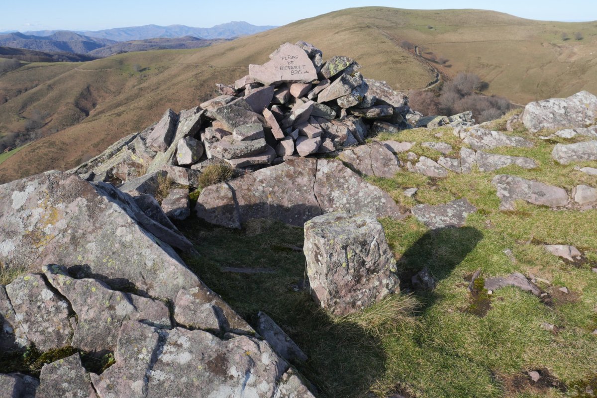 Harripila eta mugarria tontorrean, Betarteko Harria
