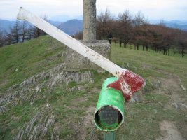 Beste argazkietan agertzen den buzoiaren kokapena aldatu da, ezta?