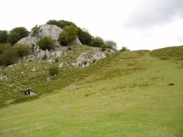 Ipar-ekialdetik igotzen den bidearen hasiera
