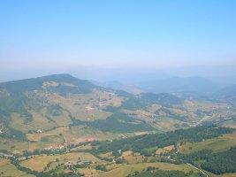 Vistas desde la cumbre con la cima del Zaballa en primer t?rmino.