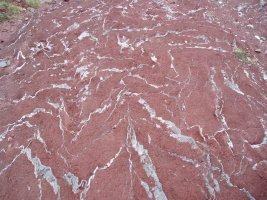 Harri gorria eta grisa tartekatuta