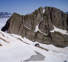 Sarradetseko aterpea izen bereko tontorraren azpian Errolanen atakatik ikusita