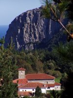 Ogoño lurmuturra Atxarre mendirako bidetik.