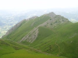 Etitzegi eta Larraone hego-mendebaldetik ikusita