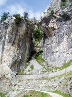 Berezko arkua bidearen eta kanalaren gainean