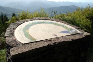 Norabide mahaia, jauregiaren inguruan.