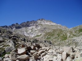 Josep Maria Blanc aterpetik igotzen den bidetik ikusita