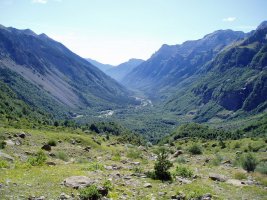 Pineta bailara Cinca urjauzira igotzen den bidetik ikusita