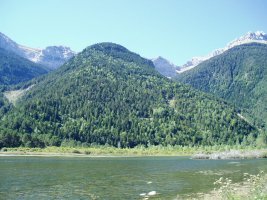 Tucas mendikatearen ikuspegi bat Pinetako urtegitik