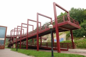 Errepide gaineko pasabideko igoera