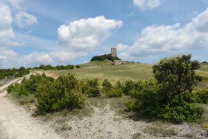 San Esteban ermita, muinoaren gainean